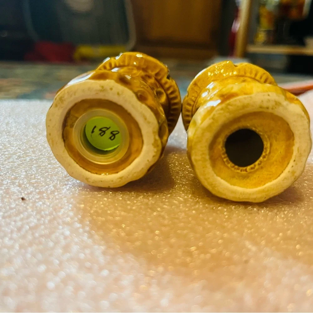 3.7” inch Mushroom happy face ceramic salt and pepper shakers - Picture 5 of 5